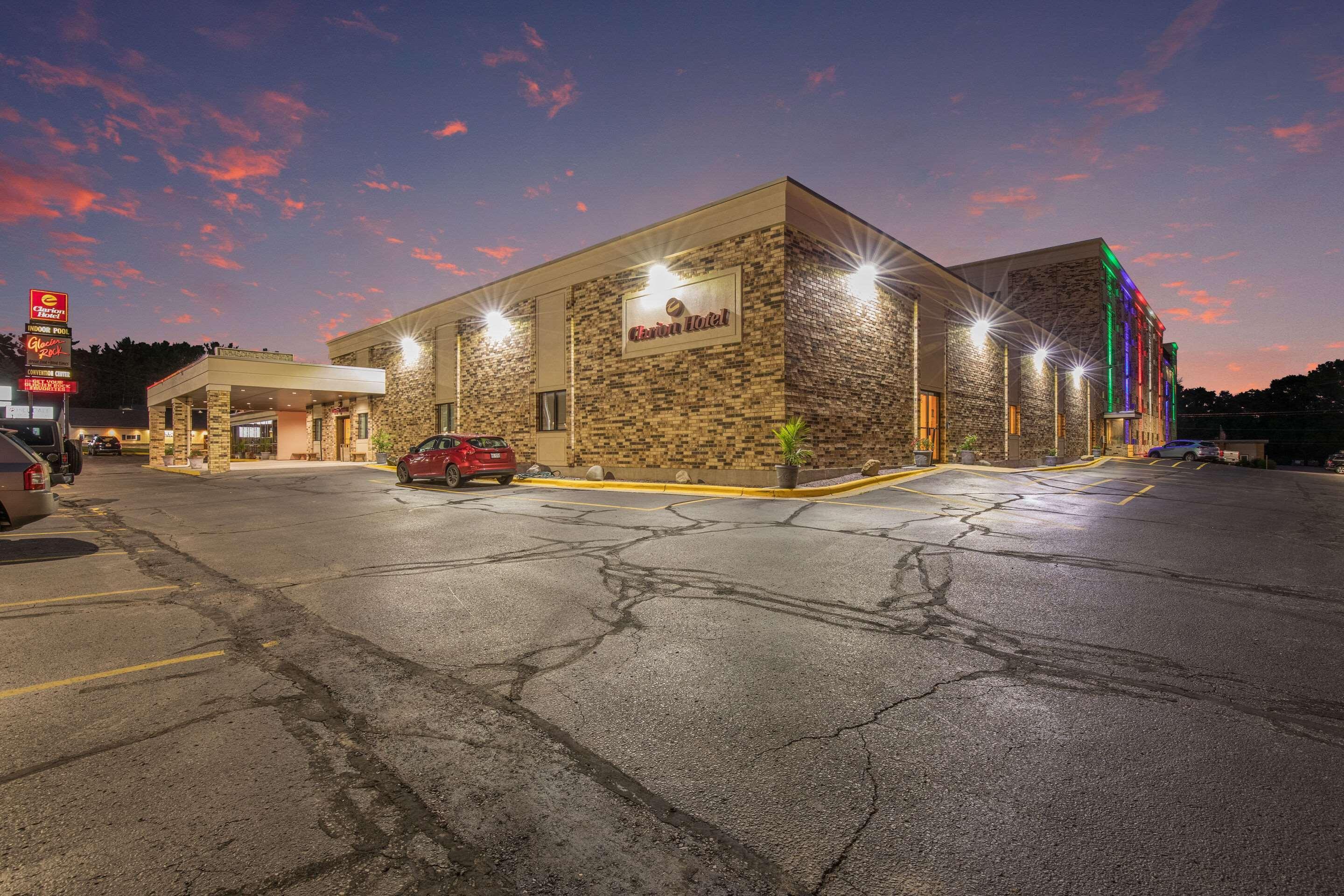 Clarion Hotel And Convention Center Baraboo Exterior photo